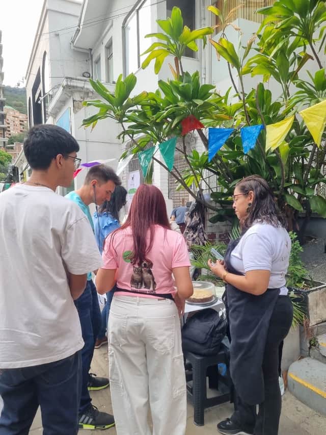 Comunidad comprando en stands de bazares El Gato Colectivo
